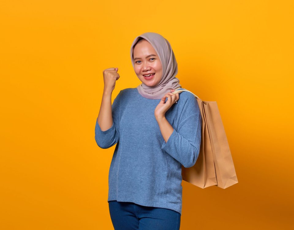 Banner berwarna cerah menampilkan logo Tokopedia dengan tulisan Diskon hingga 70% untuk produk pilihan