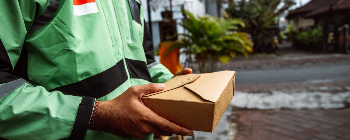 Ilustrasi promosi Tokopedia dengan label gratis ongkir, menampilkan paket pengiriman cepat tanpa biaya tambahan.