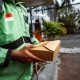 Ilustrasi promosi Tokopedia dengan label gratis ongkir, menampilkan paket pengiriman cepat tanpa biaya tambahan.