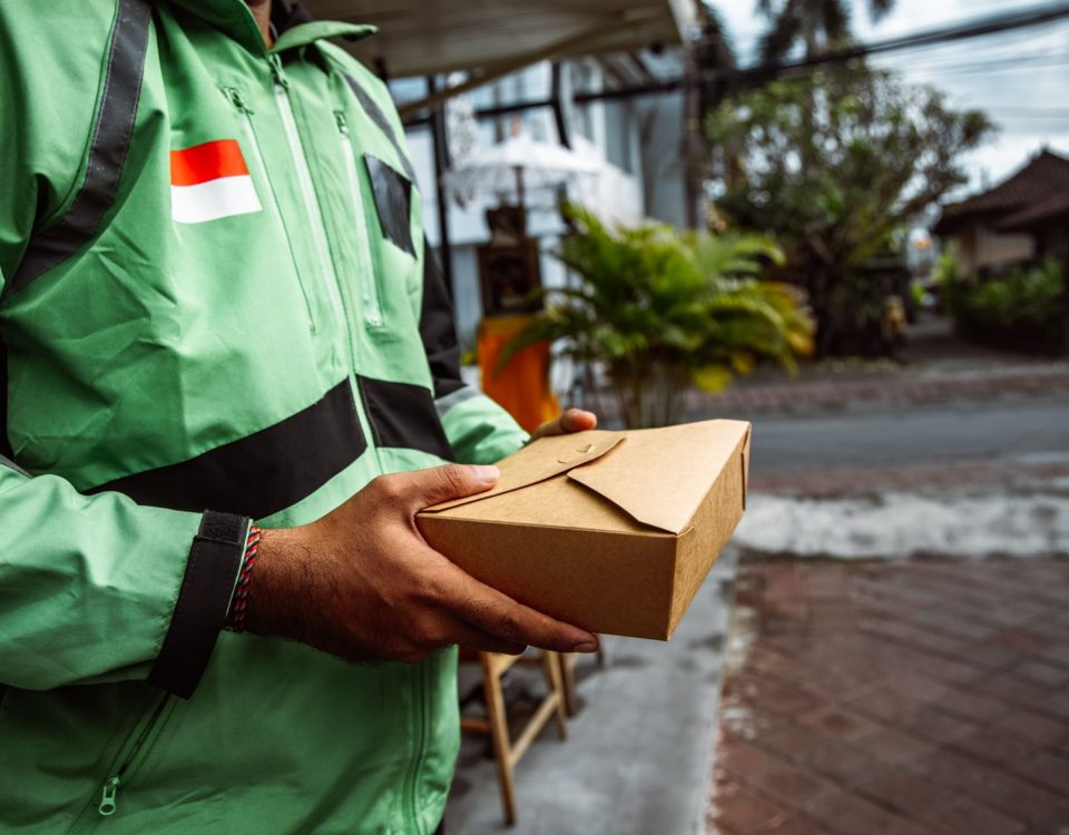 Ilustrasi promosi Tokopedia dengan label gratis ongkir, menampilkan paket pengiriman cepat tanpa biaya tambahan.