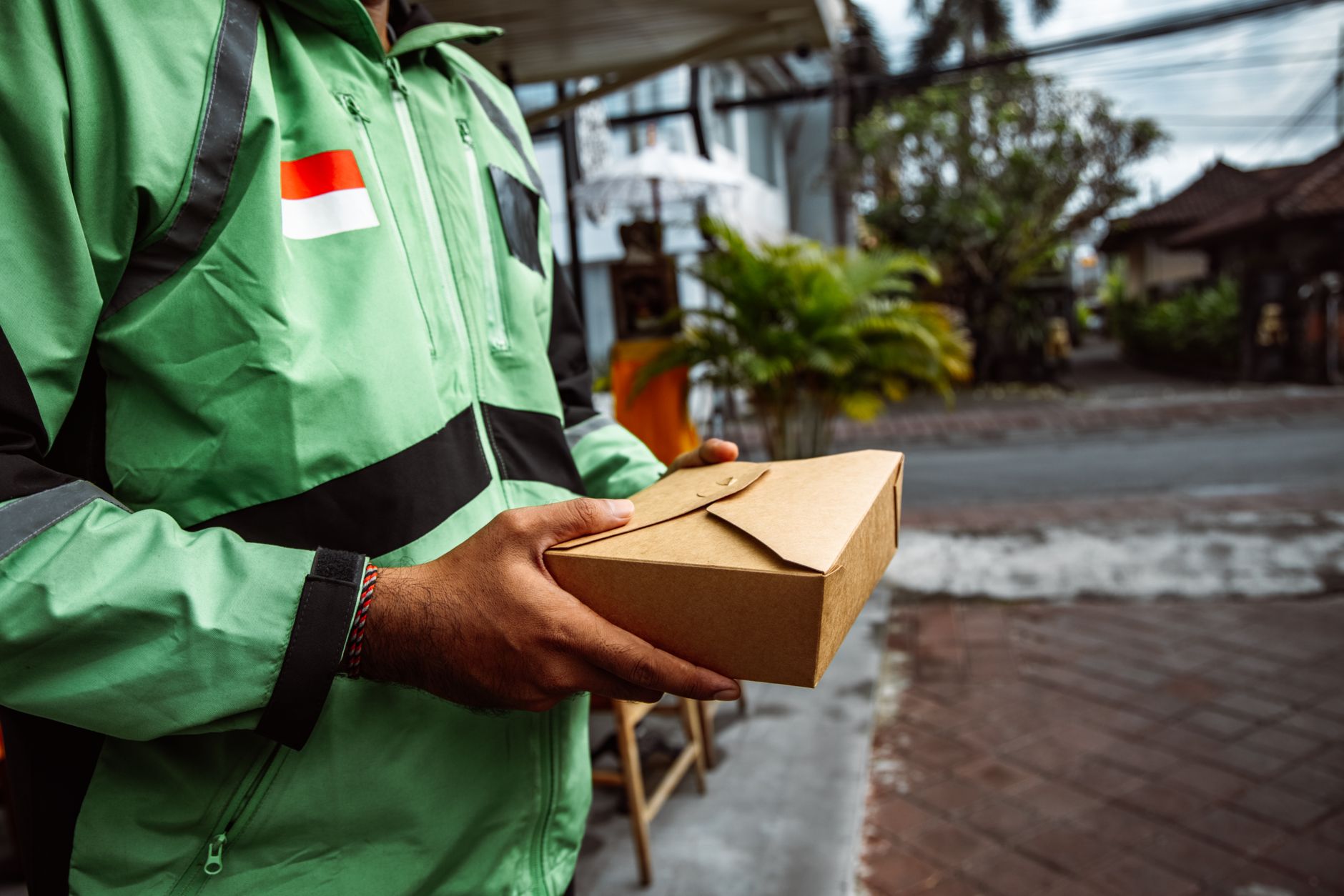 Ilustrasi promosi Tokopedia dengan label gratis ongkir, menampilkan paket pengiriman cepat tanpa biaya tambahan.