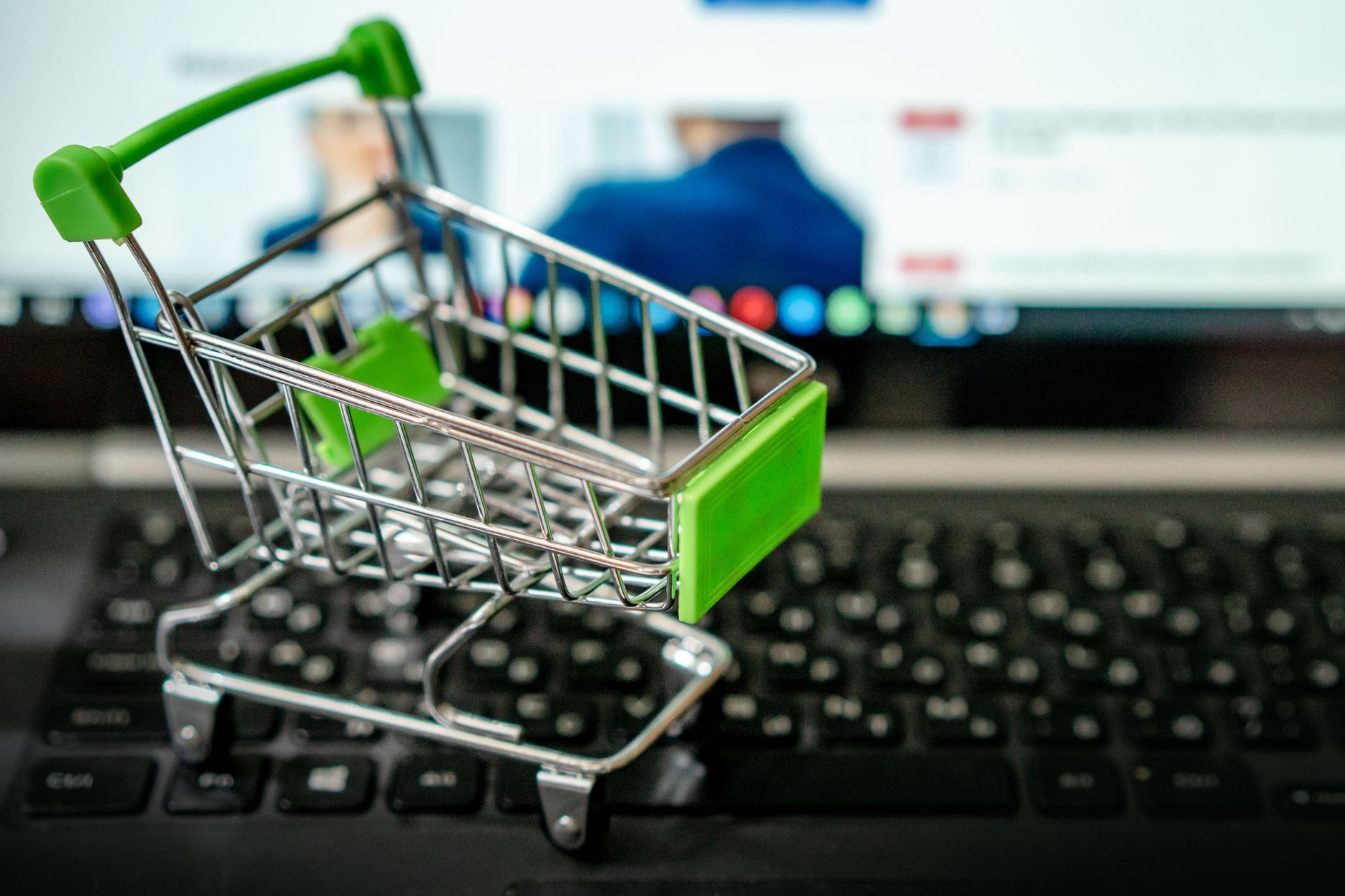 Toko online menampilkan produk menarik, mudah dibeli, dan transaksi aman