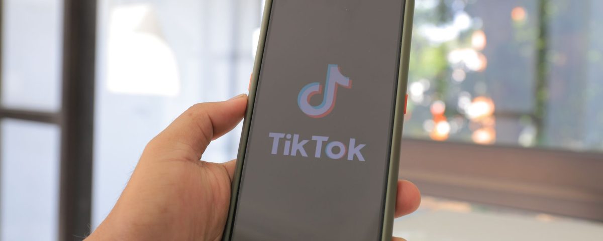 TikTok untuk belanja memudahkan pengguna menemukan produk lewat video pendek yang interaktif.