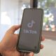 TikTok untuk belanja memudahkan pengguna menemukan produk lewat video pendek yang interaktif.