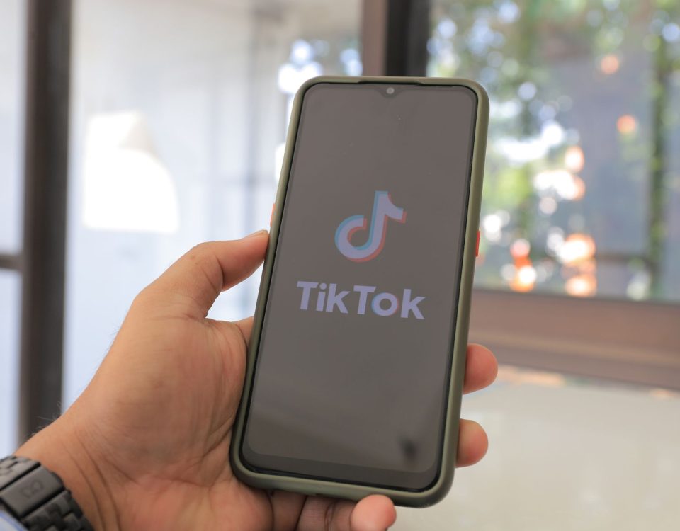 TikTok untuk belanja memudahkan pengguna menemukan produk lewat video pendek yang interaktif.