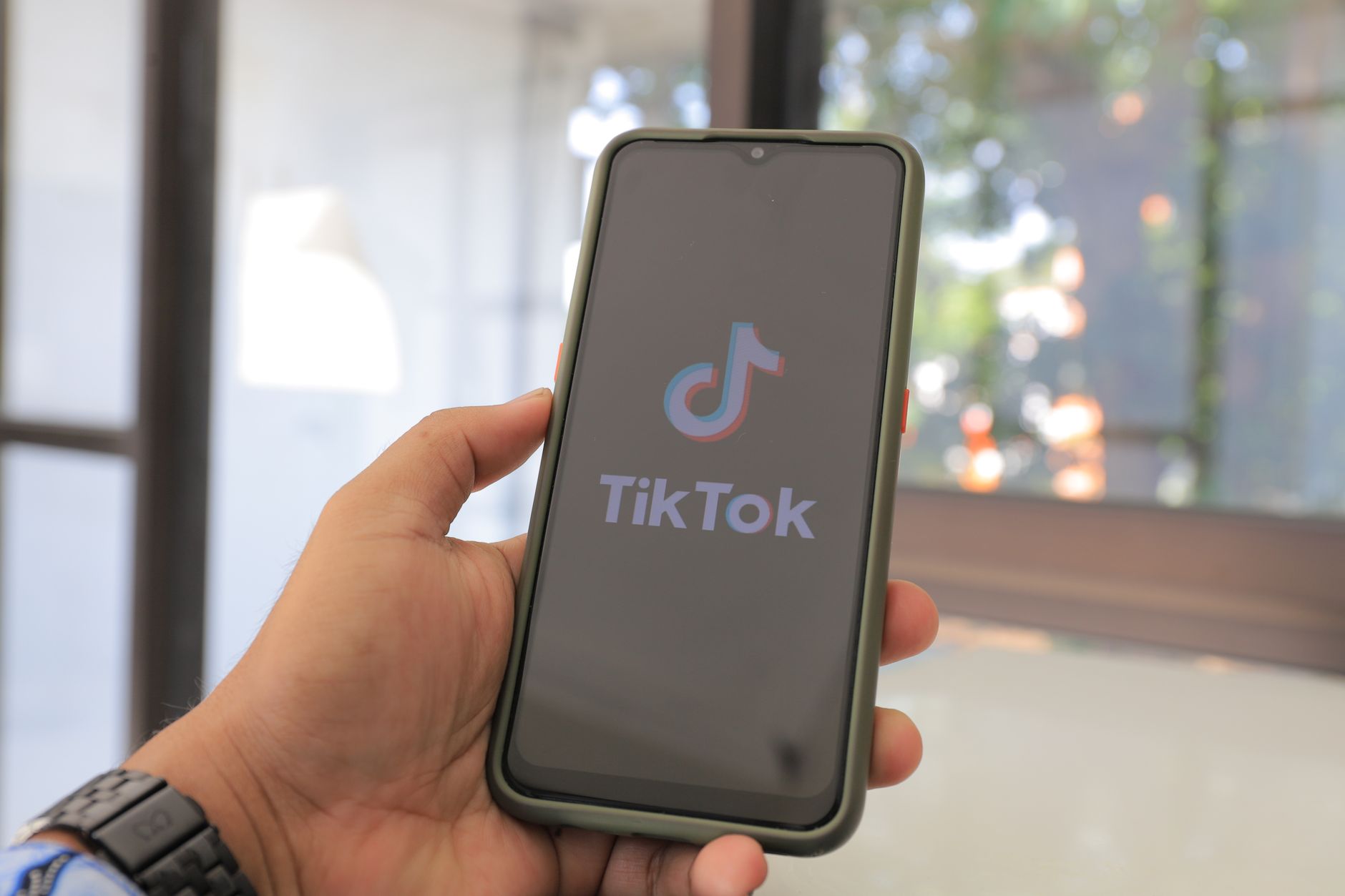 Pengguna TikTok menelusuri produk di Shopee lewat video pendek yang memikat.