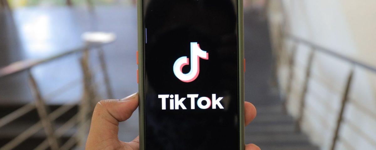 Banner menampilkan logo TikTok Shop dengan tautan affiliate, mempromosikan produk trend fashion bagi pembeli online