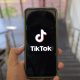 Banner menampilkan logo TikTok Shop dengan tautan affiliate, mempromosikan produk trend fashion bagi pembeli online