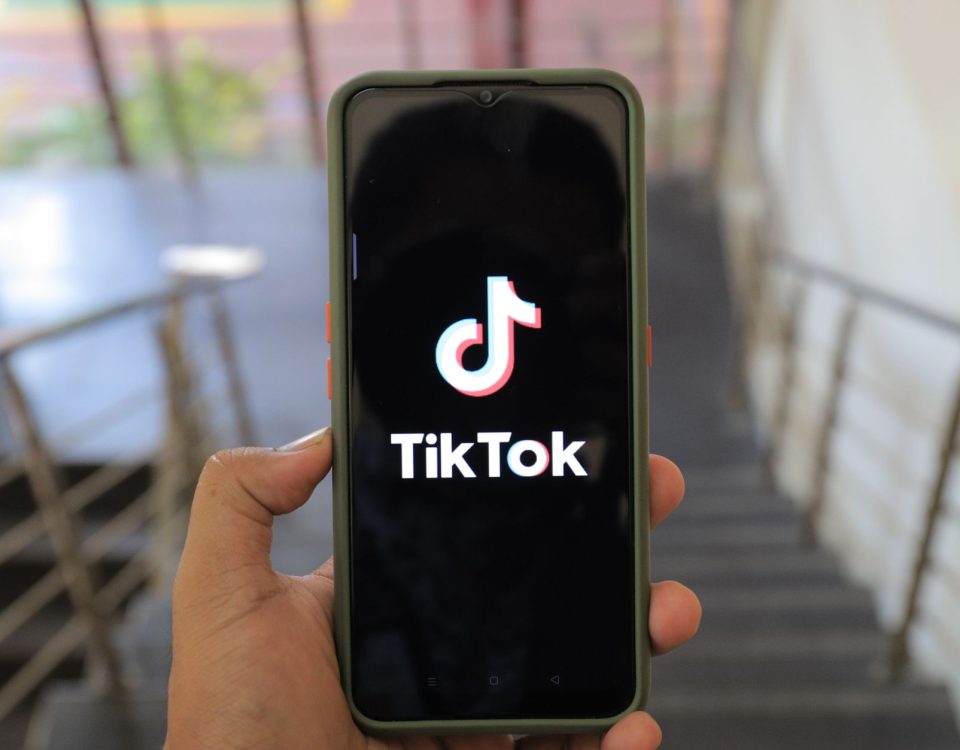 Banner menampilkan logo TikTok Shop dengan tautan affiliate, mempromosikan produk trend fashion bagi pembeli online