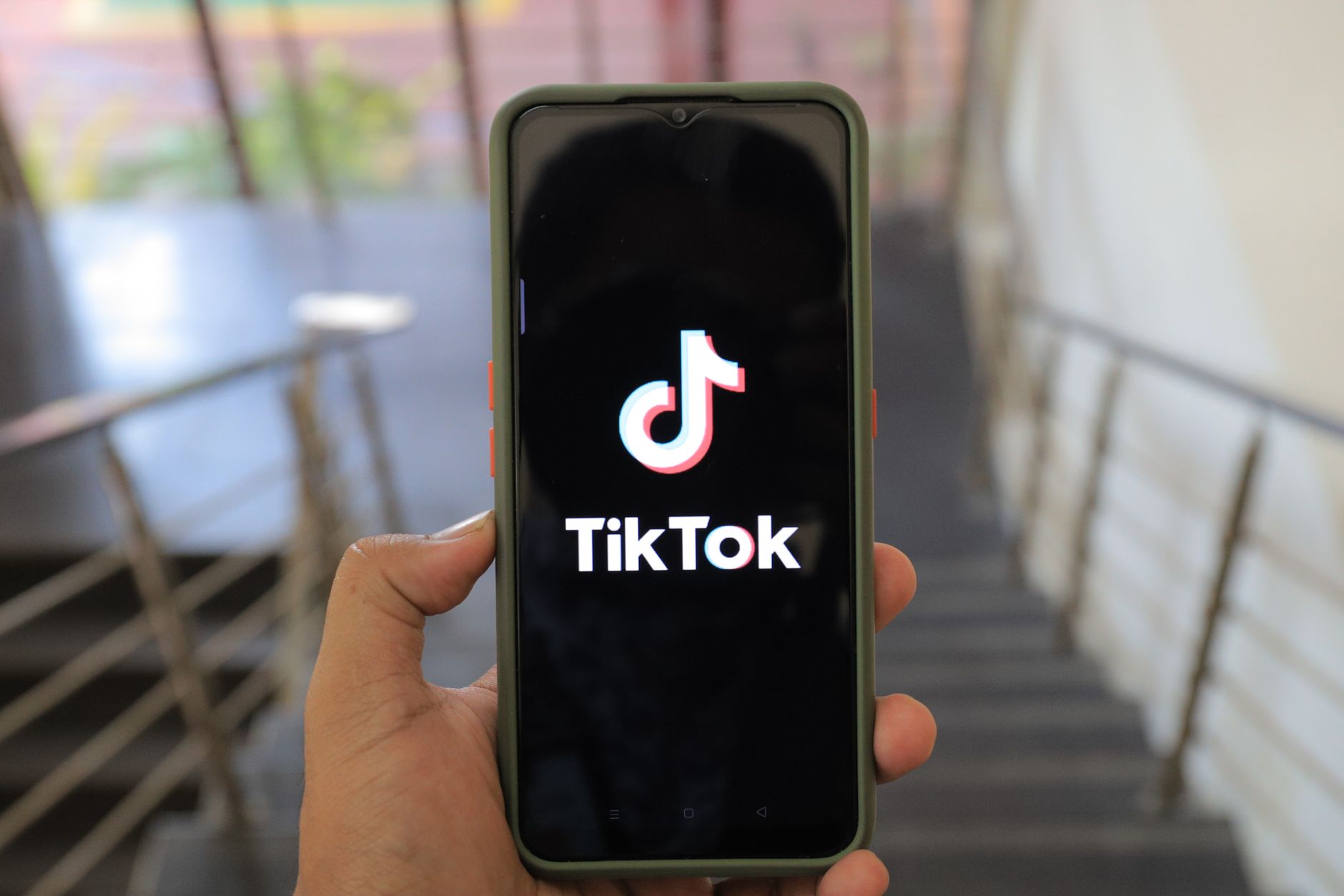 Banner menampilkan logo TikTok Shop dengan tautan affiliate, mempromosikan produk trend fashion bagi pembeli online