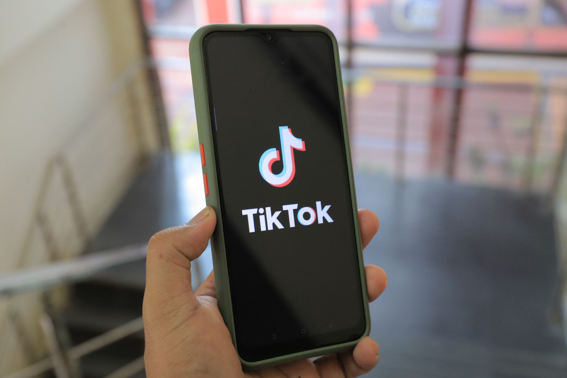 Pengguna berbelanja produk trend di TikTok melalui video kreatif dan tautan langsung.