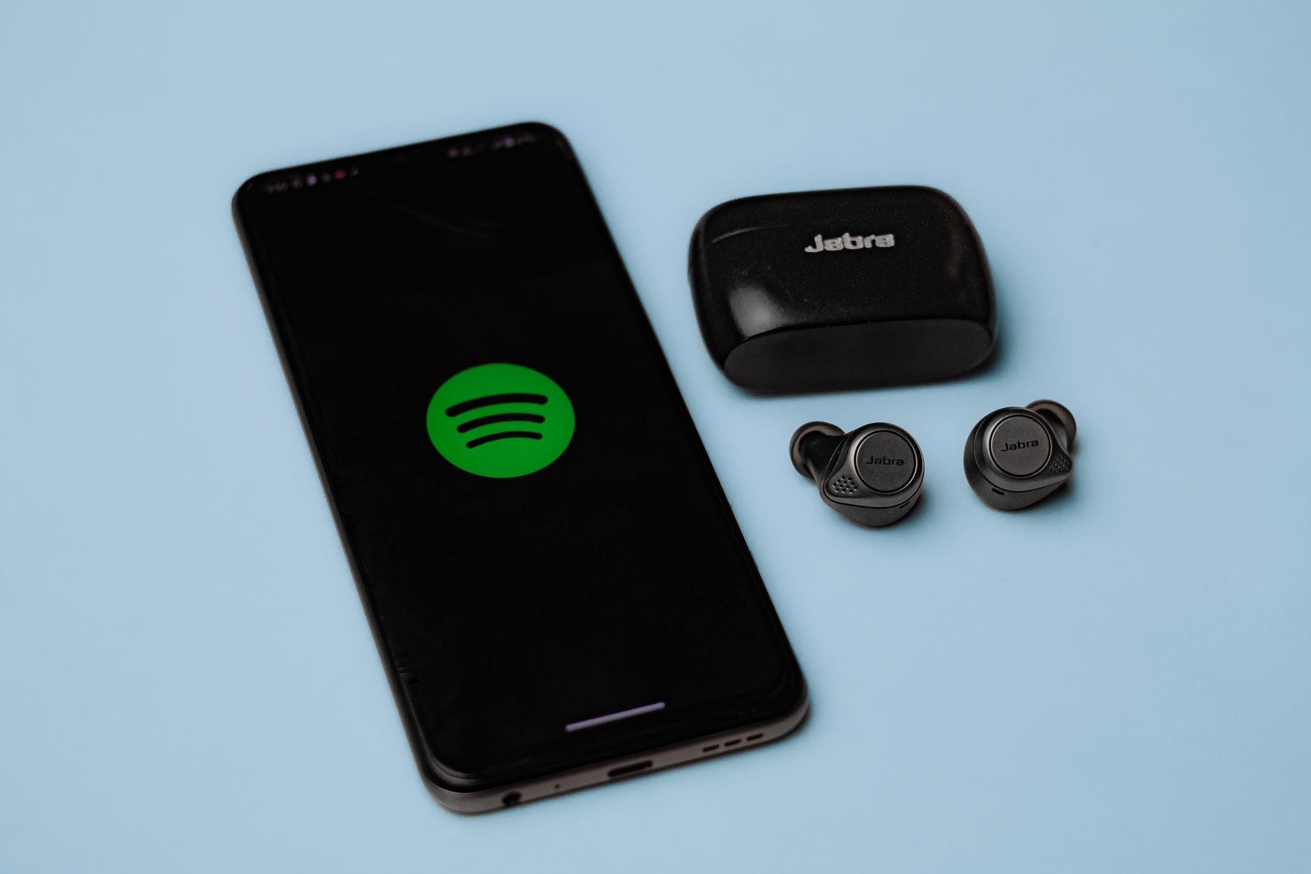 Tampilan aplikasi Spotify di toko Shopee menampilkan promo musik streaming.