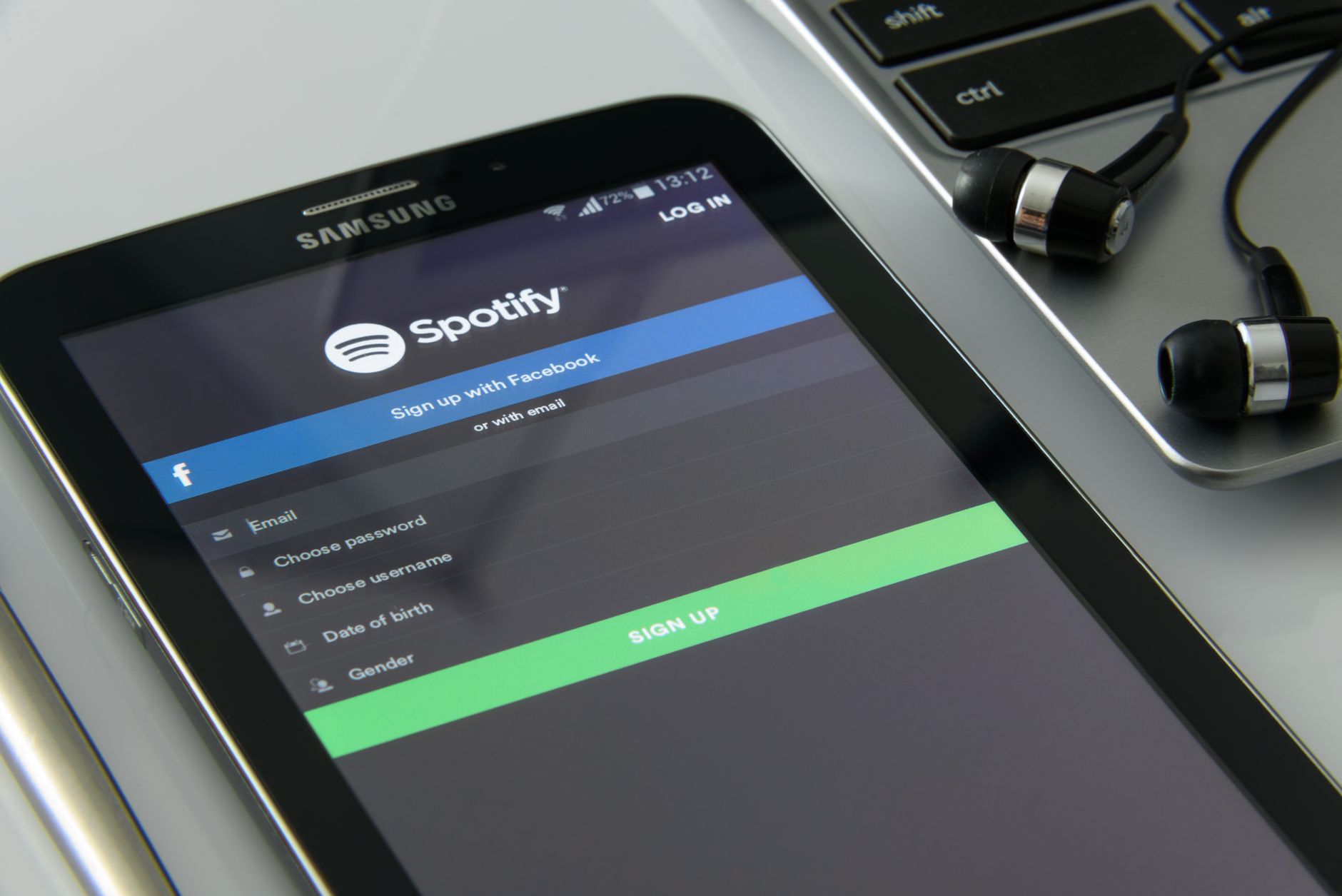 Tampilan penawaran Spotify Premium dengan harga khusus di Shopee, lengkap dengan logo Spotify dan ikon belanja.
