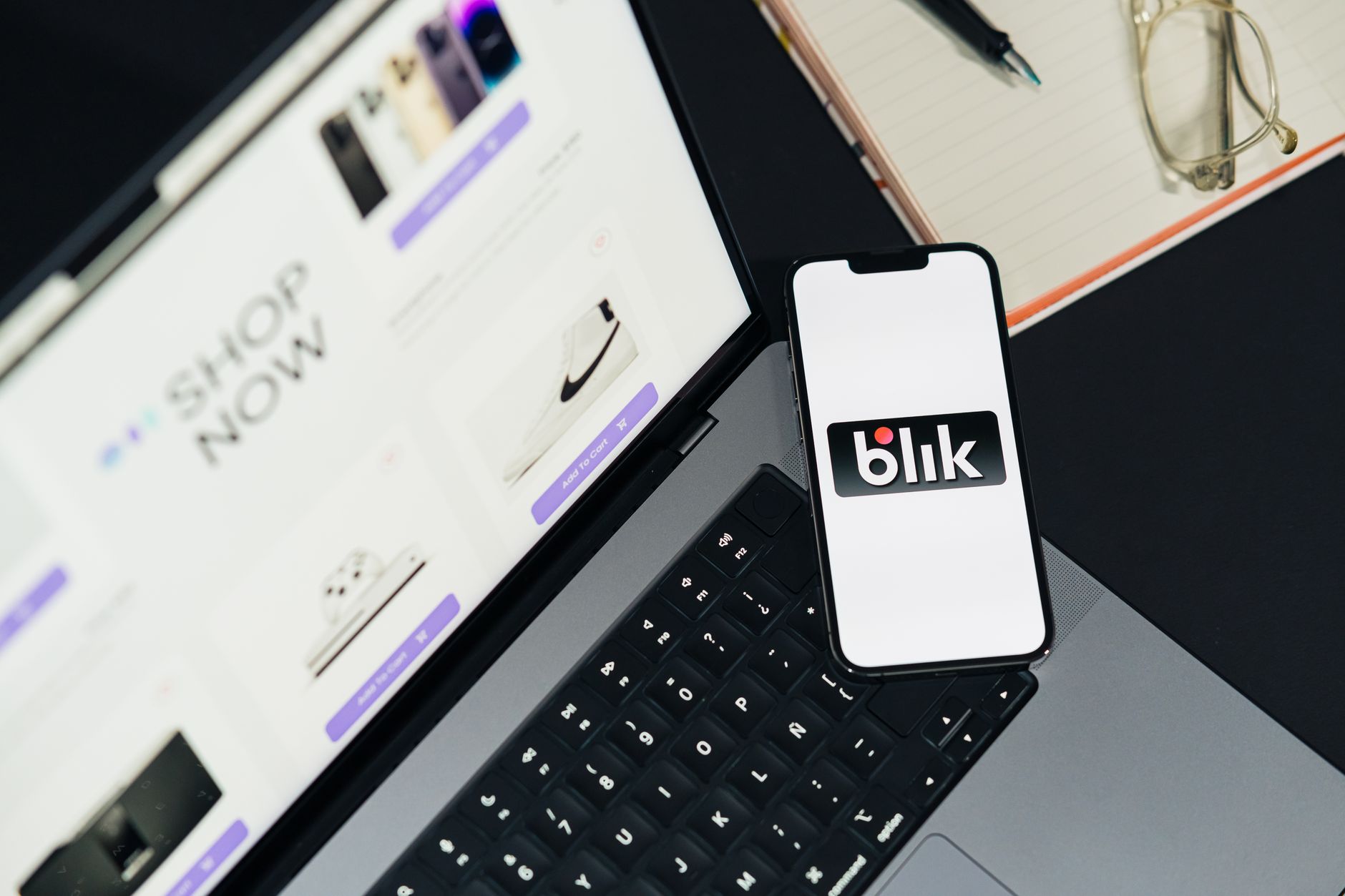 Tampilan antarmuka Tokopedia versi seluler dengan menu navigasi, pencarian produk, dan keranjang belanja.