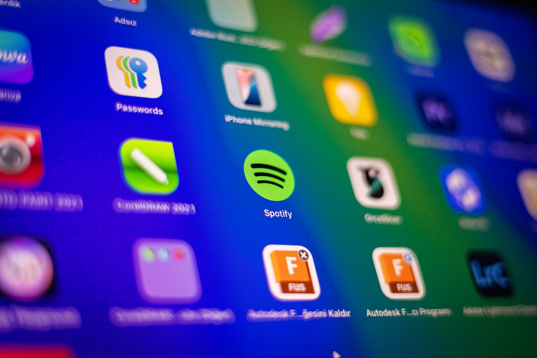 Logo Spotify dan Shopee berkolaborasi, menampilkan penawaran streaming musik eksklusif di platform belanja online