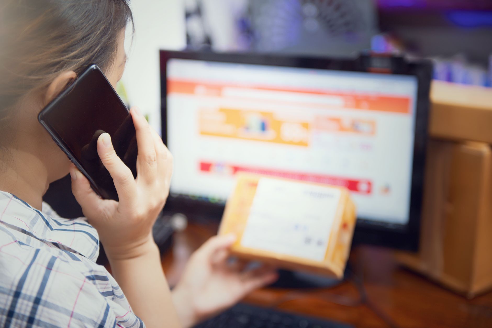 Gambar tampilan cek paket Shopee dengan status pengiriman, nomor resi, dan estimasi waktu tiba.