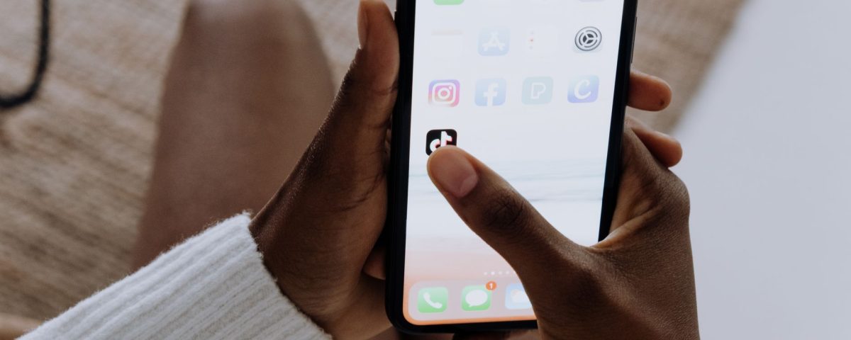 Shop TikTok menampilkan koleksi fashion trend dengan harga terjangkau, navigasi mudah, dan tombol beli cepat.