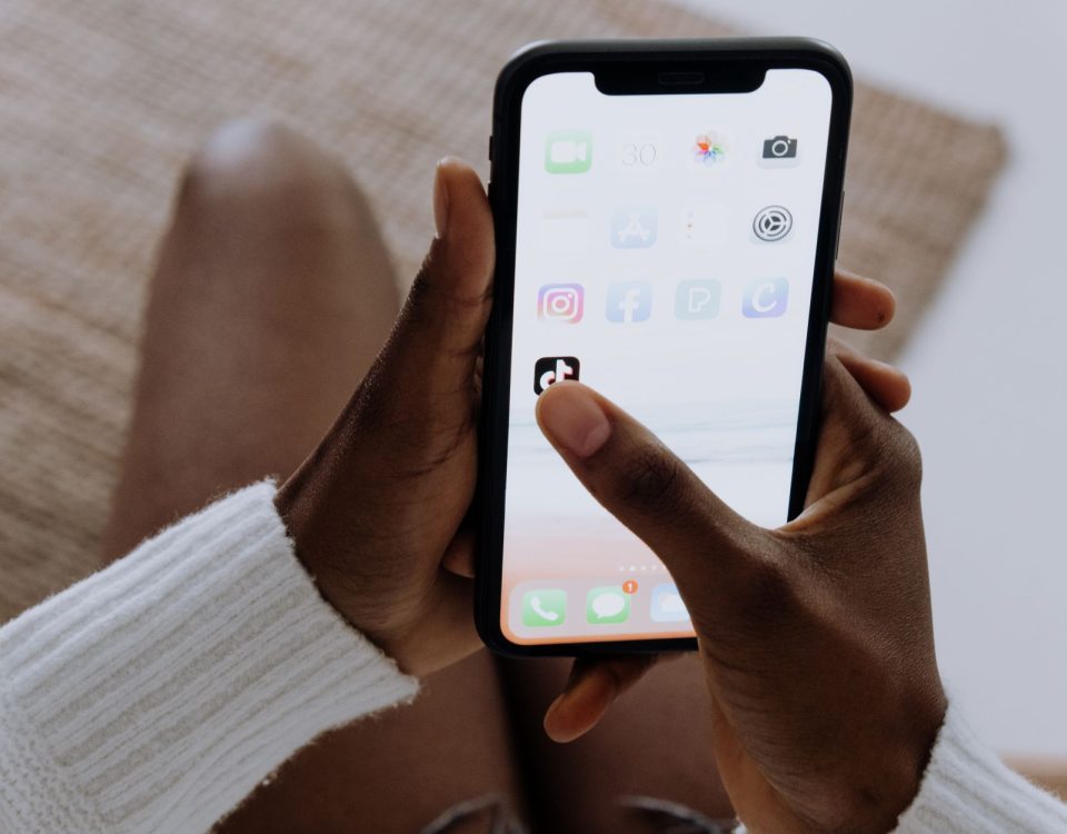 Shop TikTok menampilkan koleksi fashion trend dengan harga terjangkau, navigasi mudah, dan tombol beli cepat.