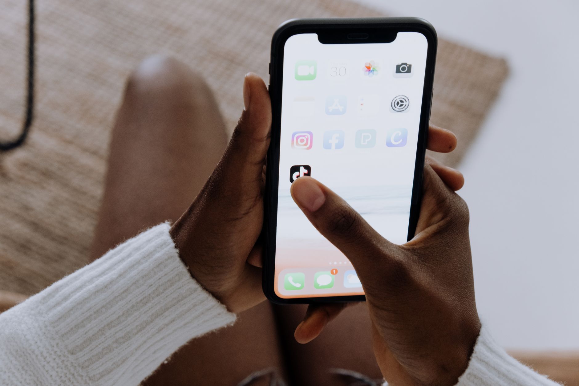 Shop TikTok menampilkan koleksi fashion trend dengan harga terjangkau, navigasi mudah, dan tombol beli cepat.