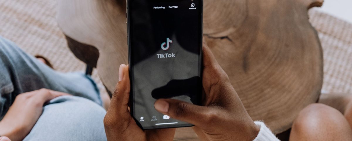 Tampilan antarmuka toko TikTok Shop terintegrasi dengan Shopee menampilkan produk fashion terbaru