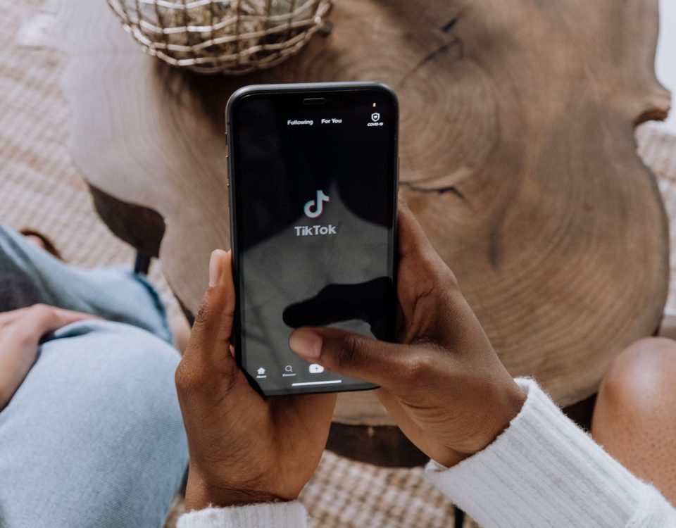 Tampilan antarmuka toko TikTok Shop terintegrasi dengan Shopee menampilkan produk fashion terbaru
