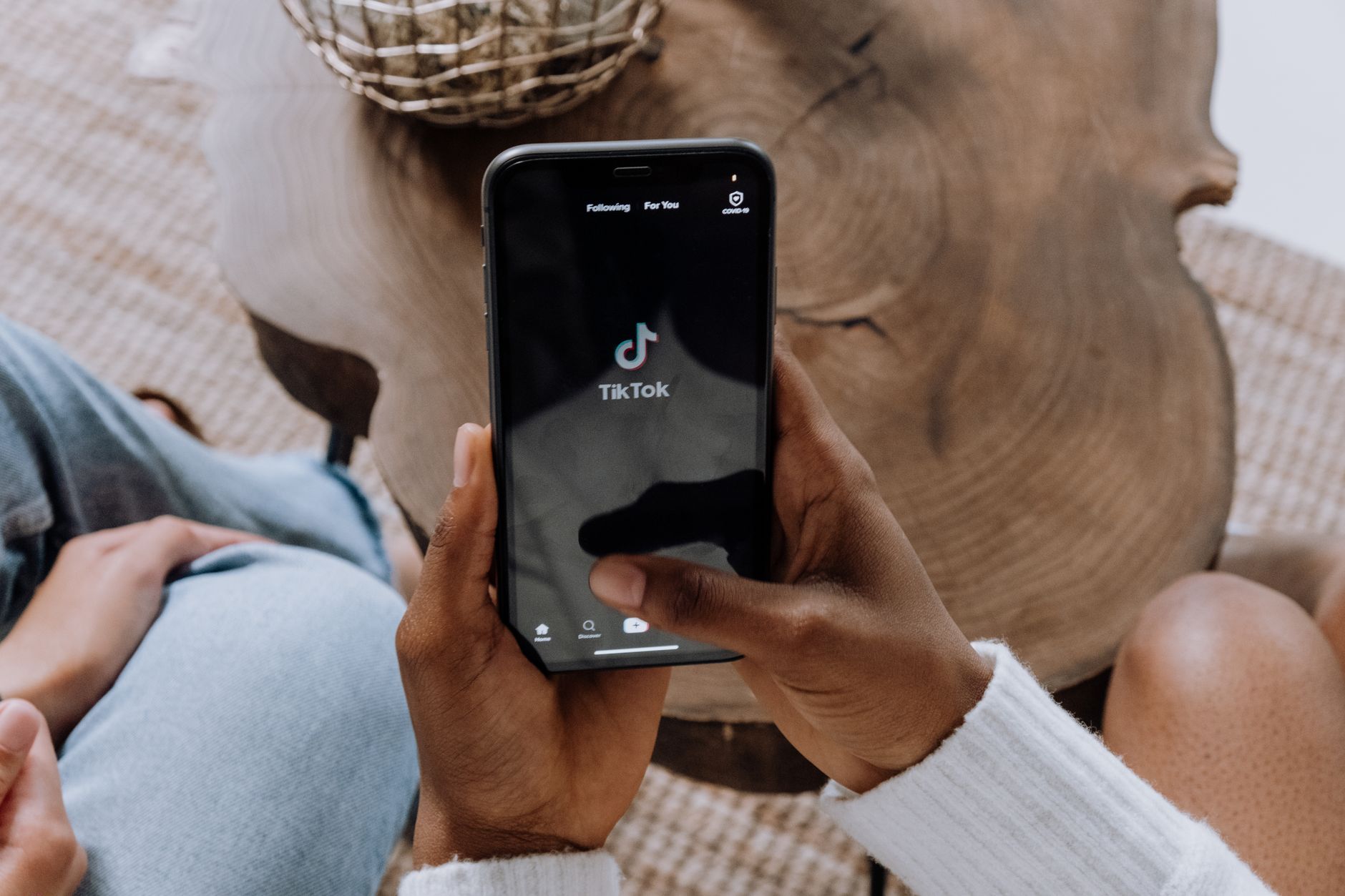 Pengguna menikmati belanja di TikTok Shop dengan berbagai produk trendi, mudah dan cepat.