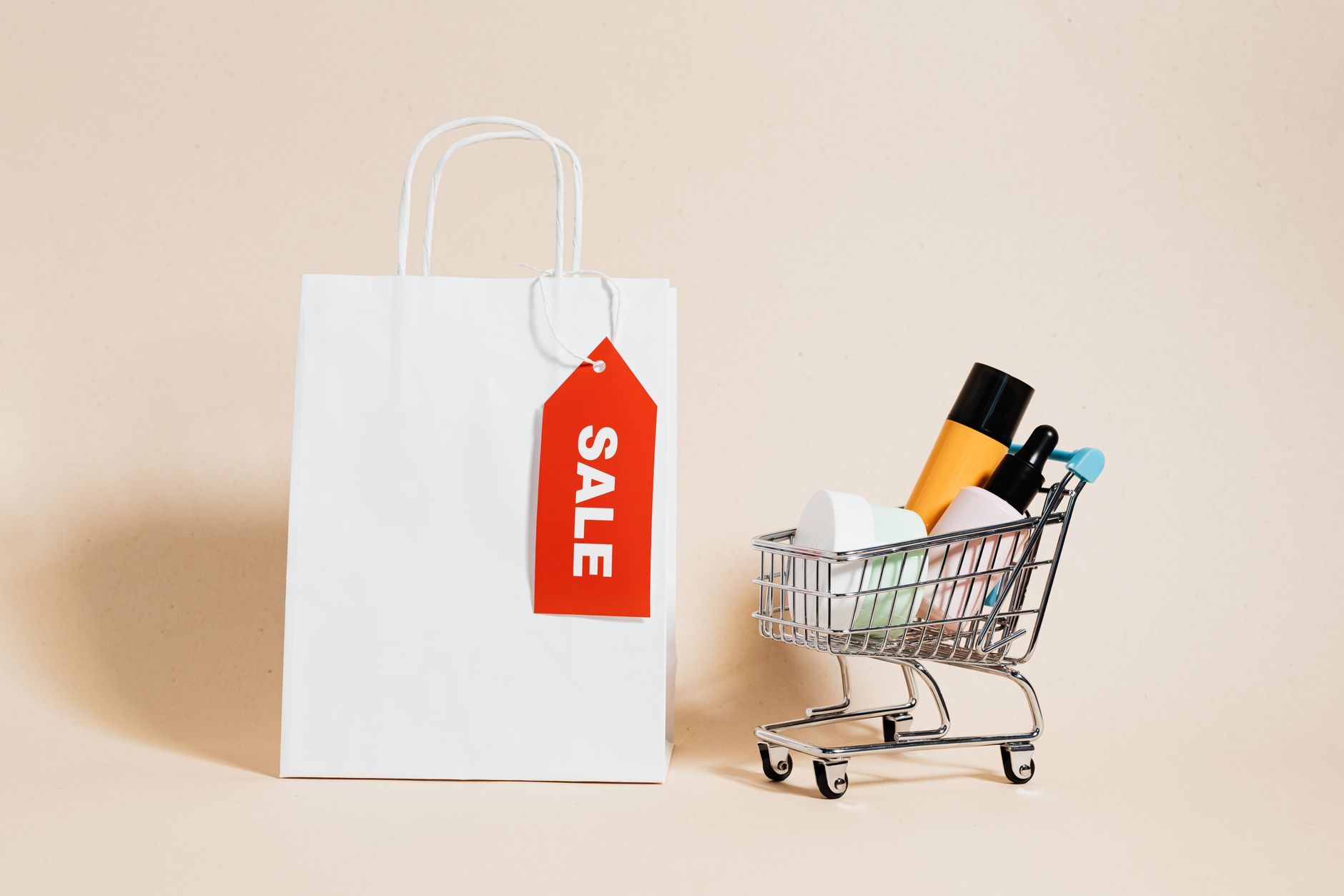 Ilustrasi langkah cara belanja 0 rupiah di Shopee: pilih produk, gunakan voucher, checkout gratis