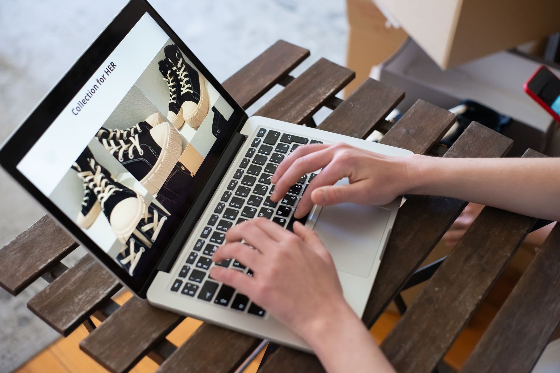 Gambar toko online modern menampilkan antarmuka pengguna yang responsif, produk beragam, dan proses checkout cepat.