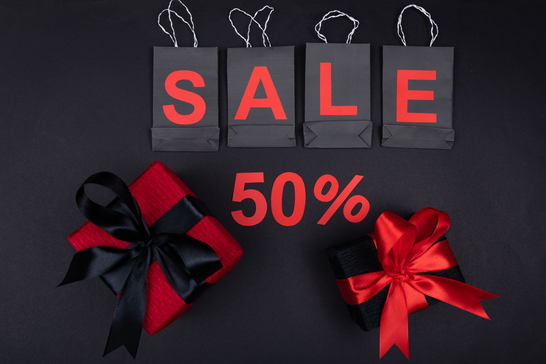 Gambar menampilkan kode promo Tokopedia hari ini dengan diskon hingga 70% untuk belanja online.