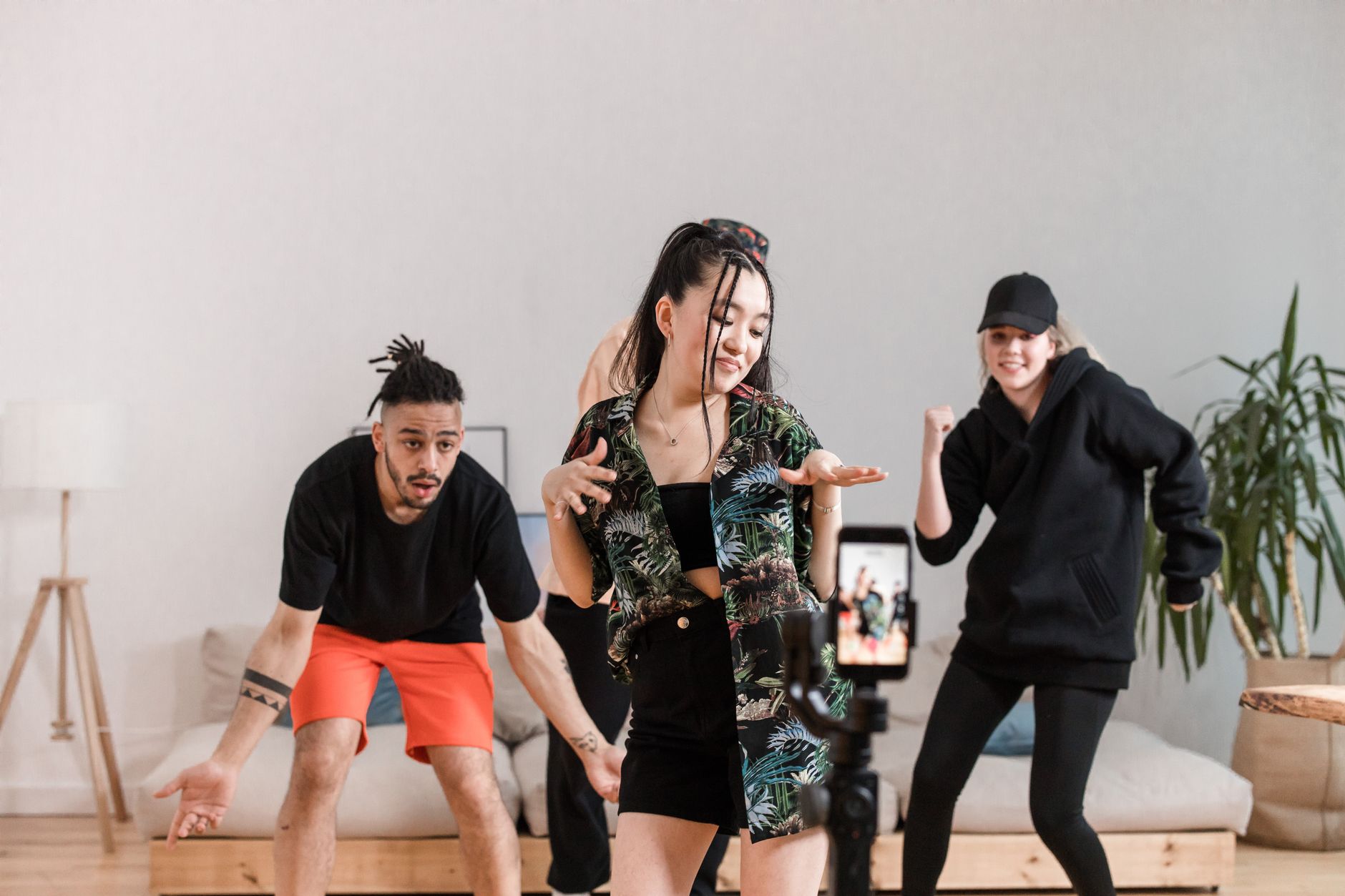 Produk fashion terbaru di TikTok Shop, ditampilkan dengan model stylish dan detail harga jelas.