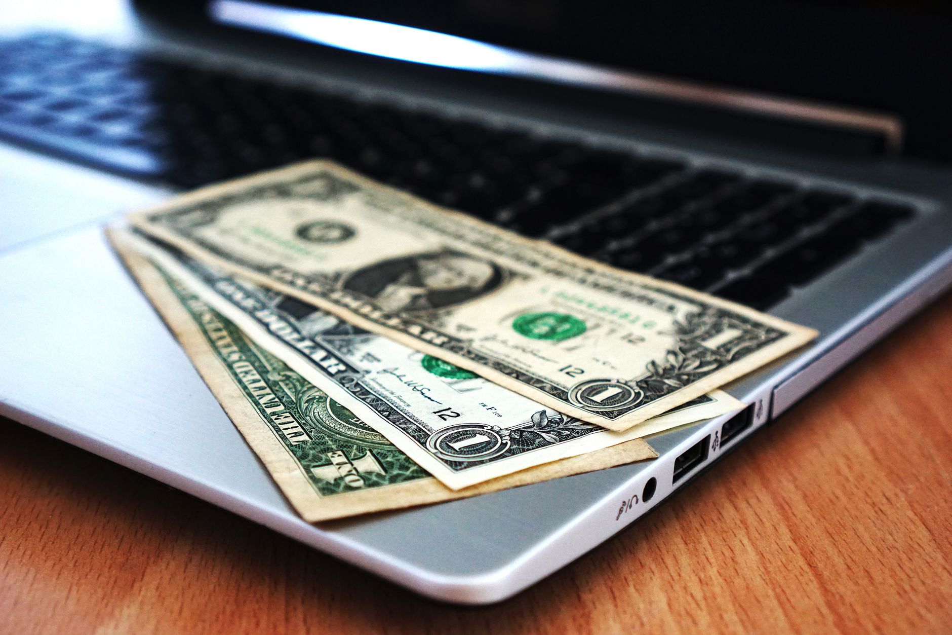 Gambar menunjukkan laptop terbuka dengan grafik pertumbuhan, menandakan peluang jual bisnis online yang menguntungkan