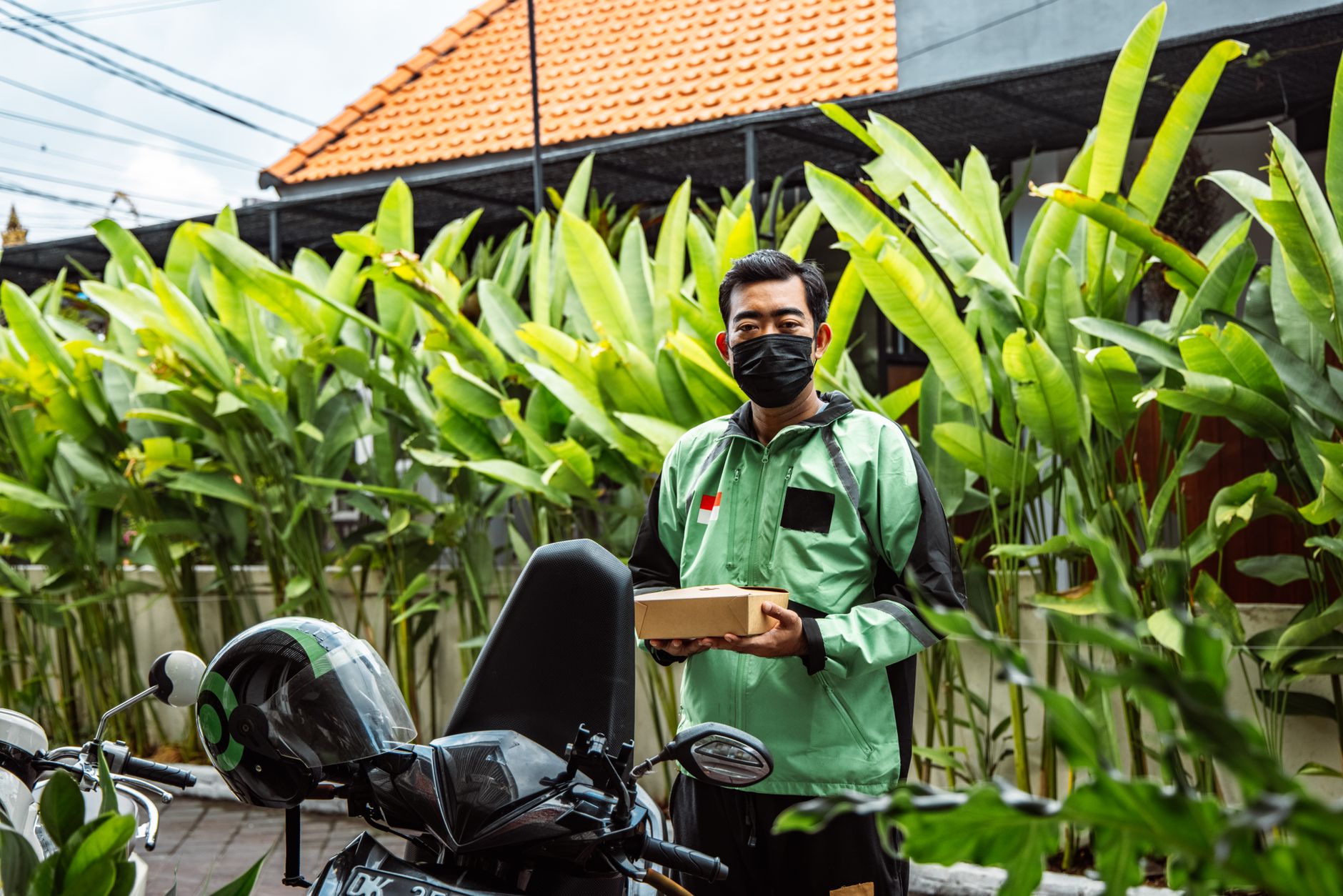 Logo Tokopedia di Play Store menampilkan aplikasi belanja online terpercaya dengan ribuan penjual.