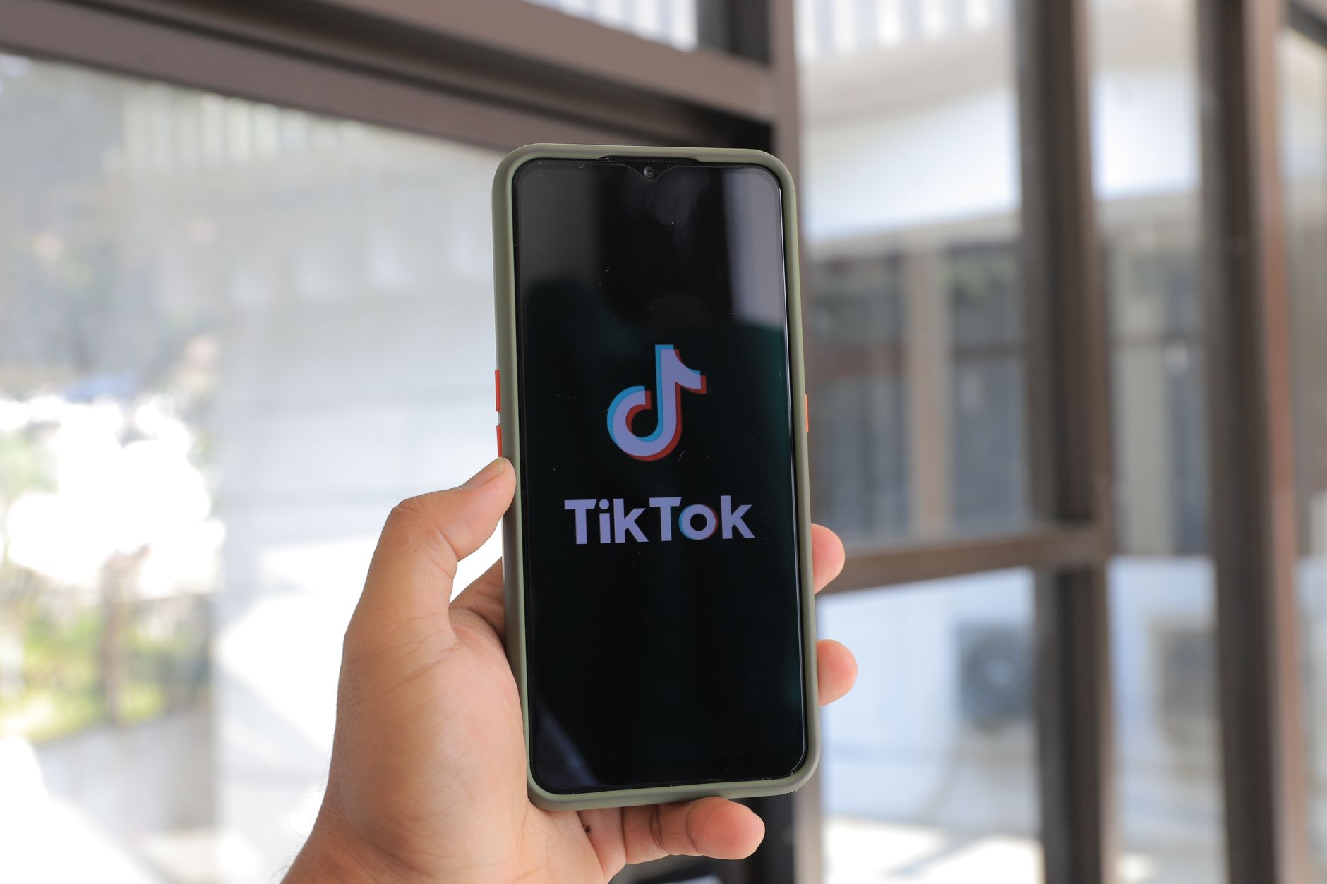 Pengguna TikTok mengakses toko daring, menelusuri produk, dan berbelanja langsung melalui aplikasi.