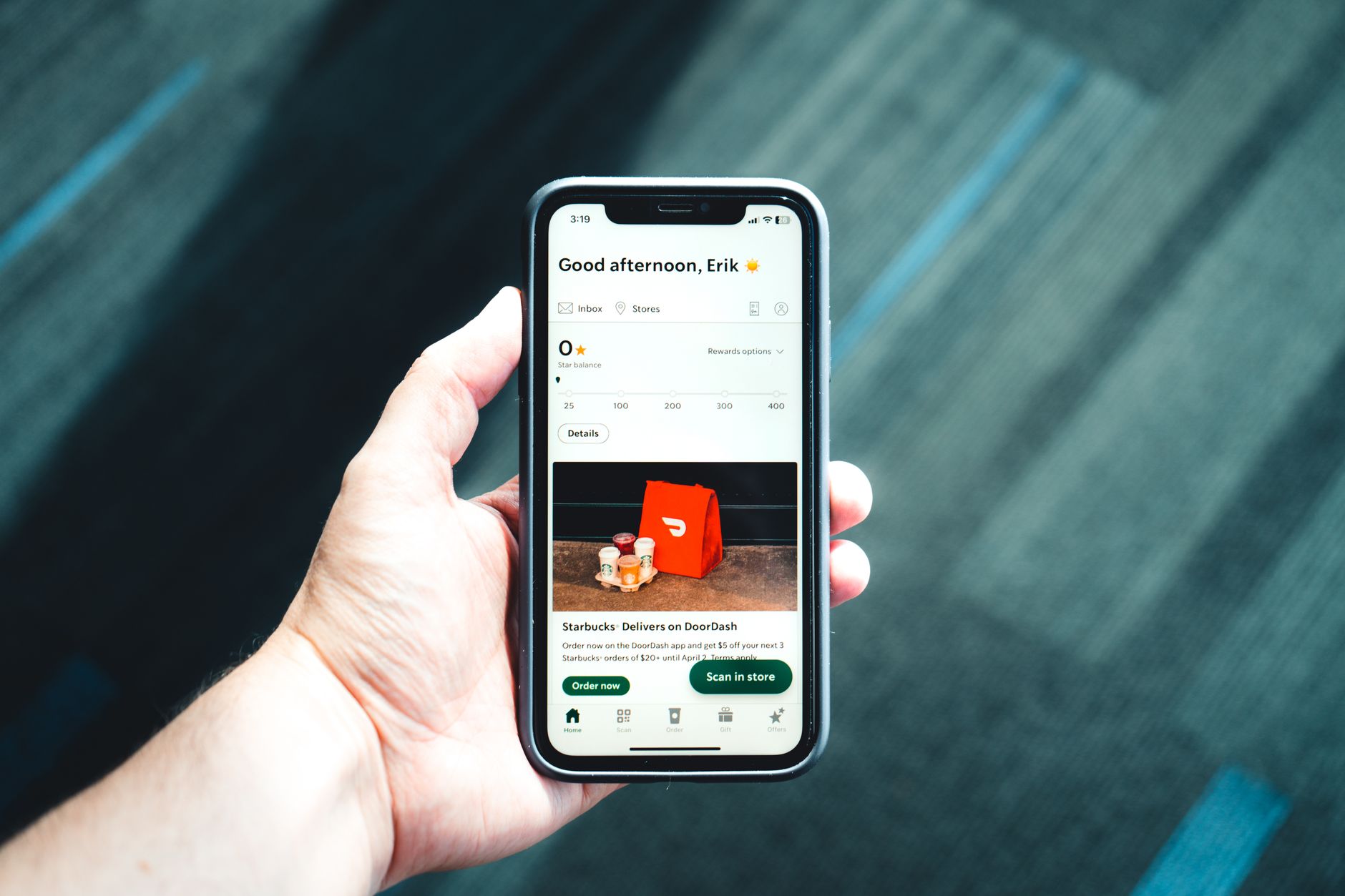 Aplikasi Tokopedia di ponsel menampilkan antarmuka belanja cepat, filter produk, dan pembayaran mudah.