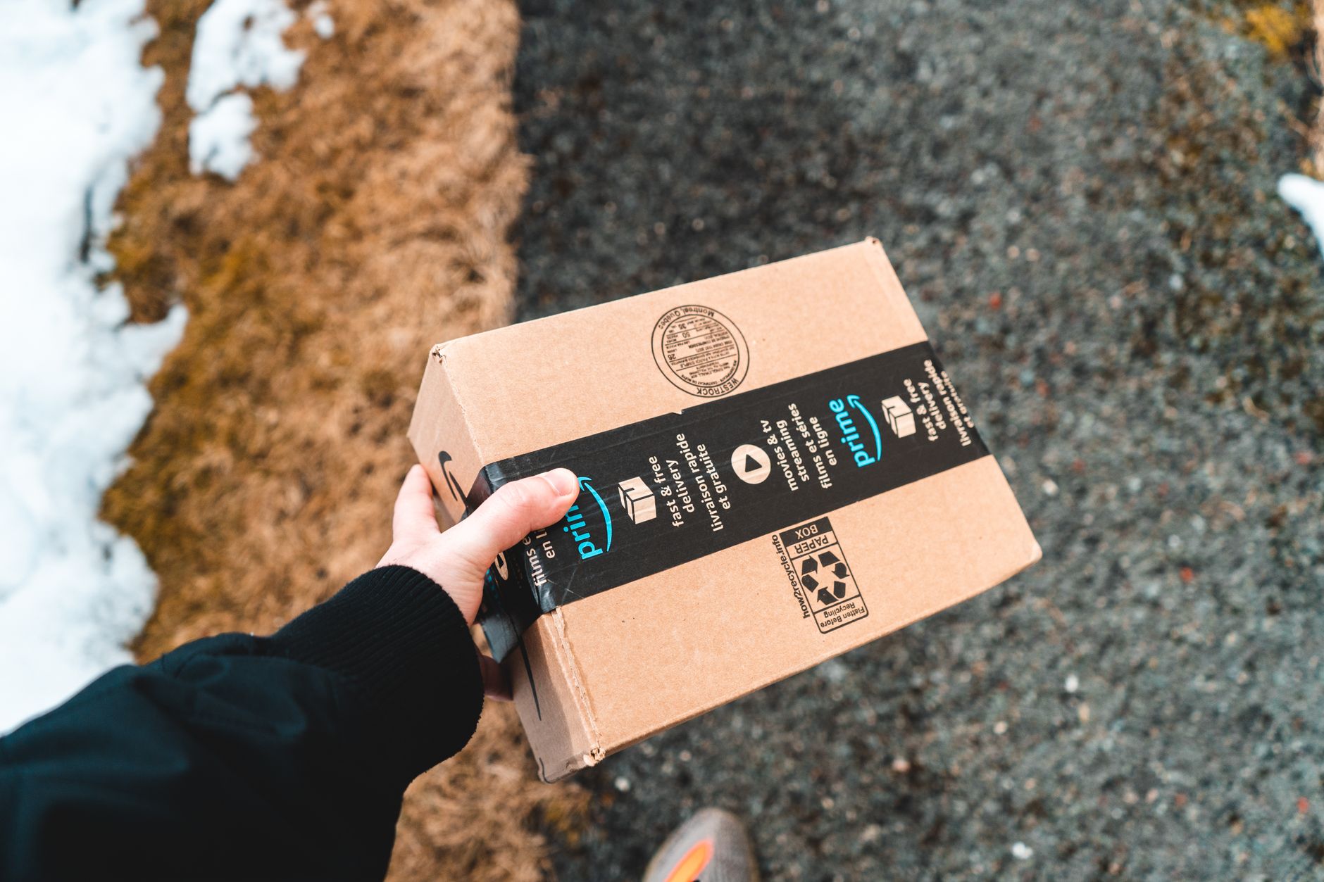 Perbandingan layanan pengiriman dan harga antara Amazon dan Shopee untuk belanja online di Indonesia.