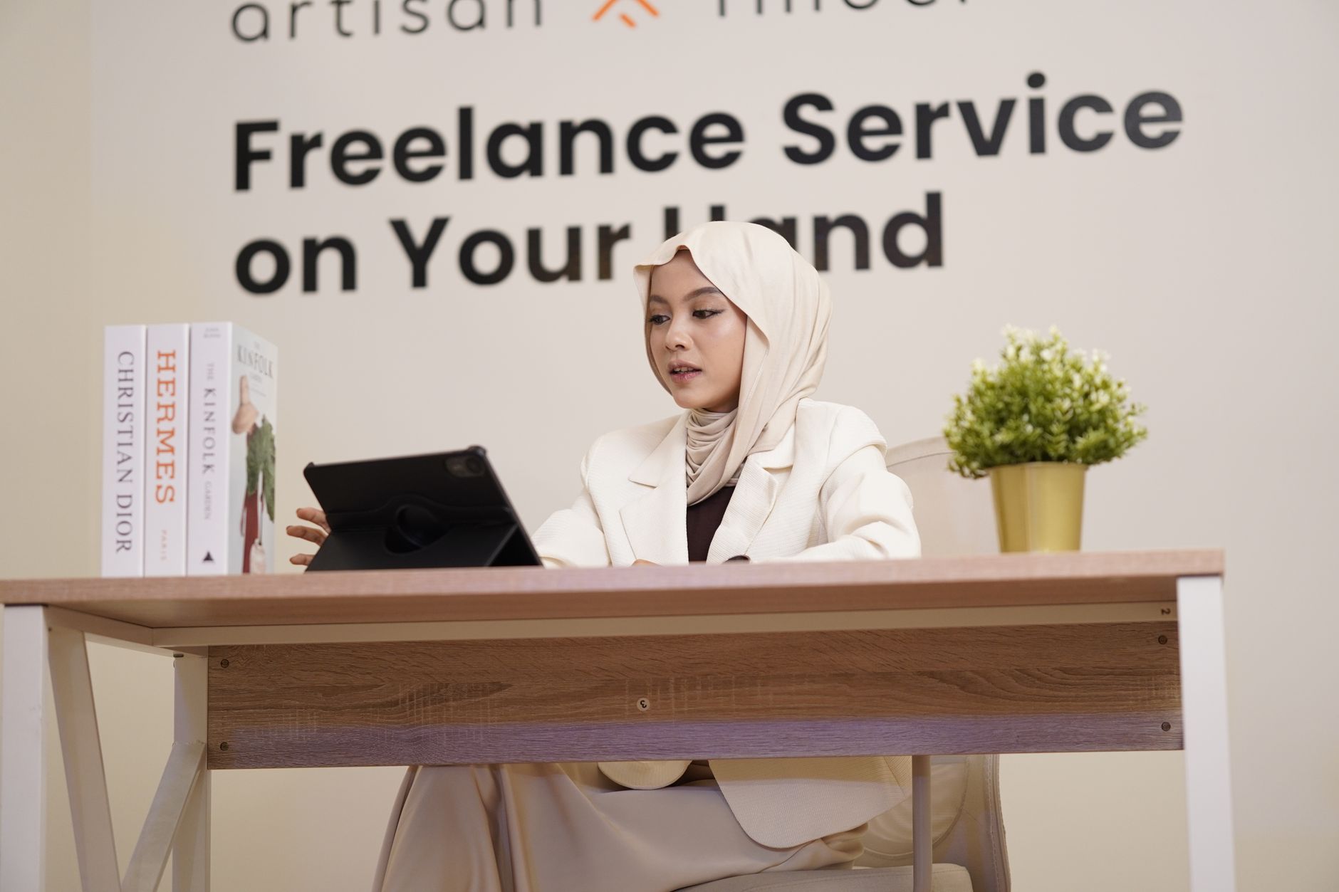 Ilustrasi layanan digital online menampilkan smartphone, laptop, dan grafik pertumbuhan bisnis.