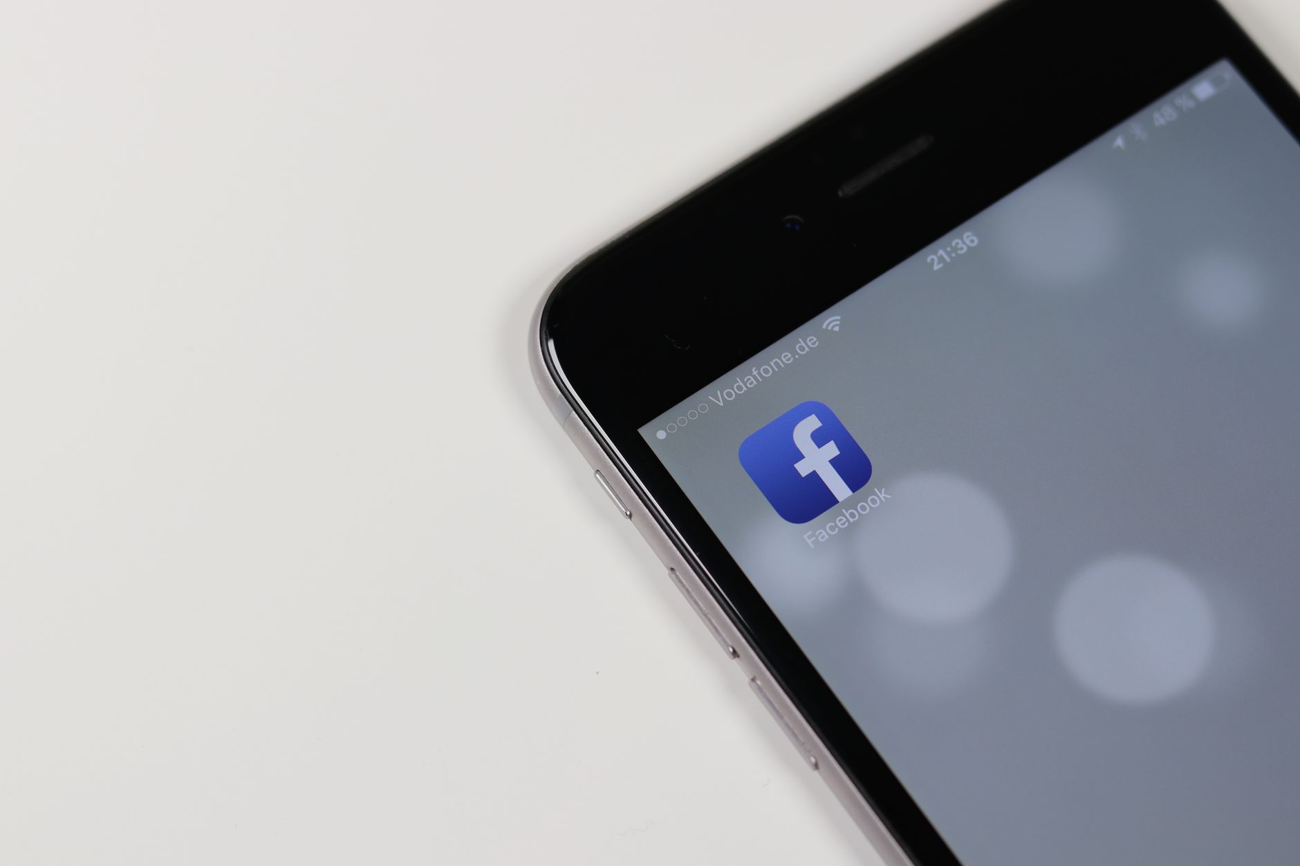 Gambar logo Facebook dan Tokopedia bersamaan, menunjukkan kolaborasi belanja online via media sosial.