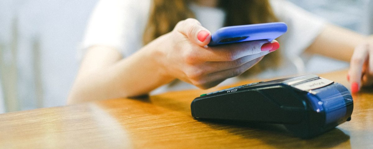 Gambar menampilkan logo Shopee Pay terhubung dengan logo BCA untuk transaksi pembayaran online cepat dan aman.