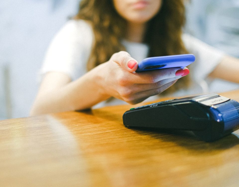 Gambar menampilkan logo Shopee Pay terhubung dengan logo BCA untuk transaksi pembayaran online cepat dan aman.