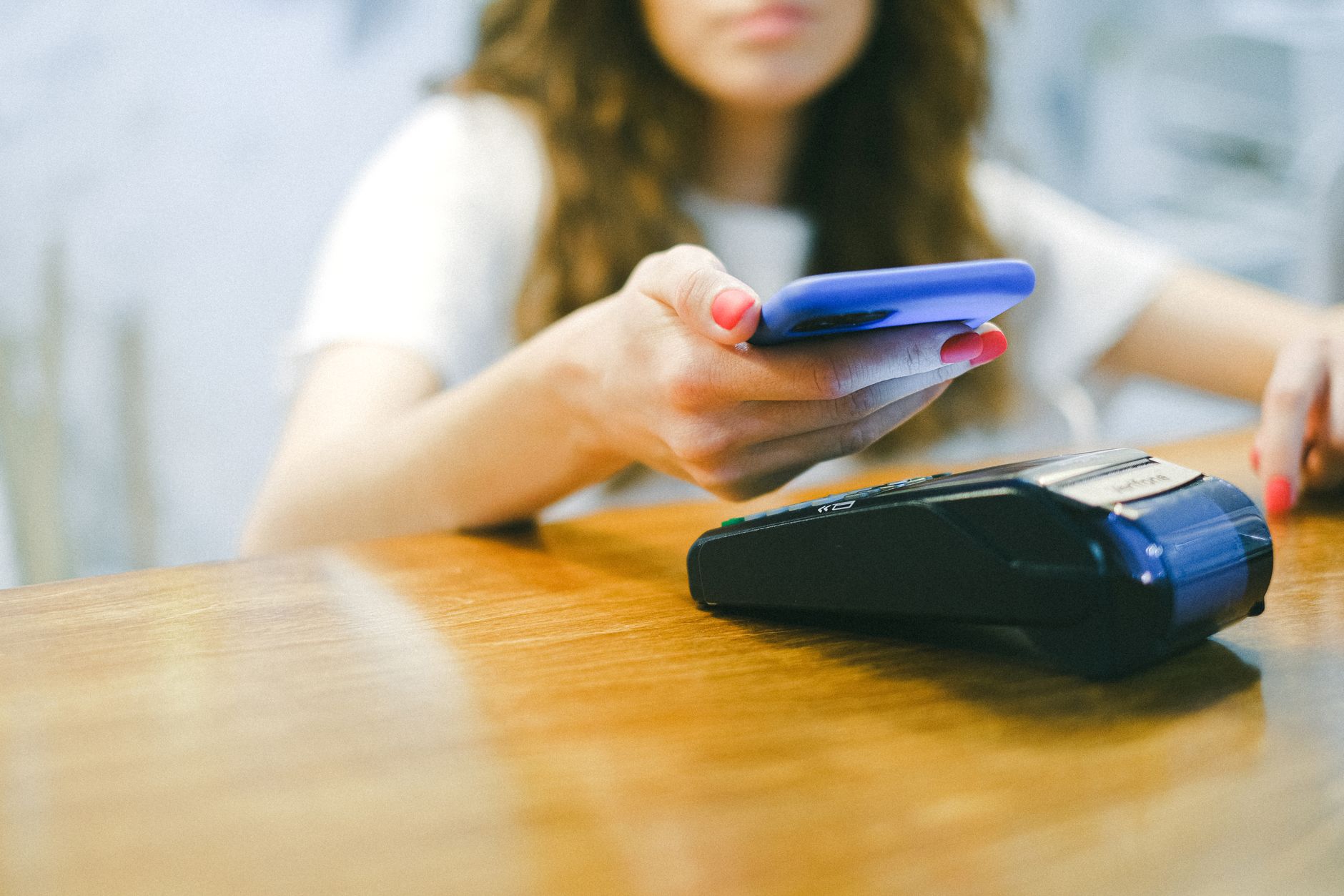 Gambar menampilkan logo Shopee Pay terhubung dengan logo BCA untuk transaksi pembayaran online cepat dan aman.