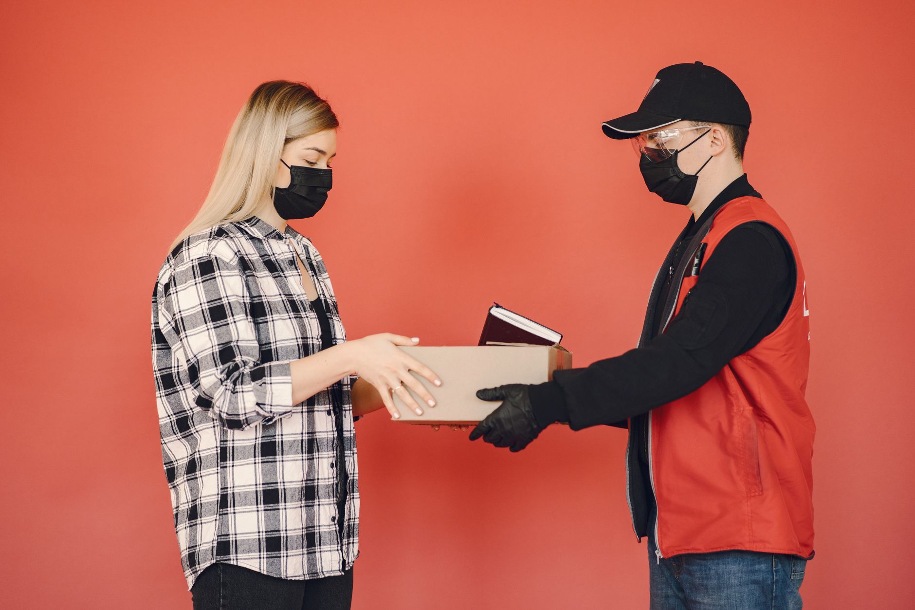 Gambar paket Shopee berisi produk populer, harga terjangkau, dan layanan pengiriman cepat.