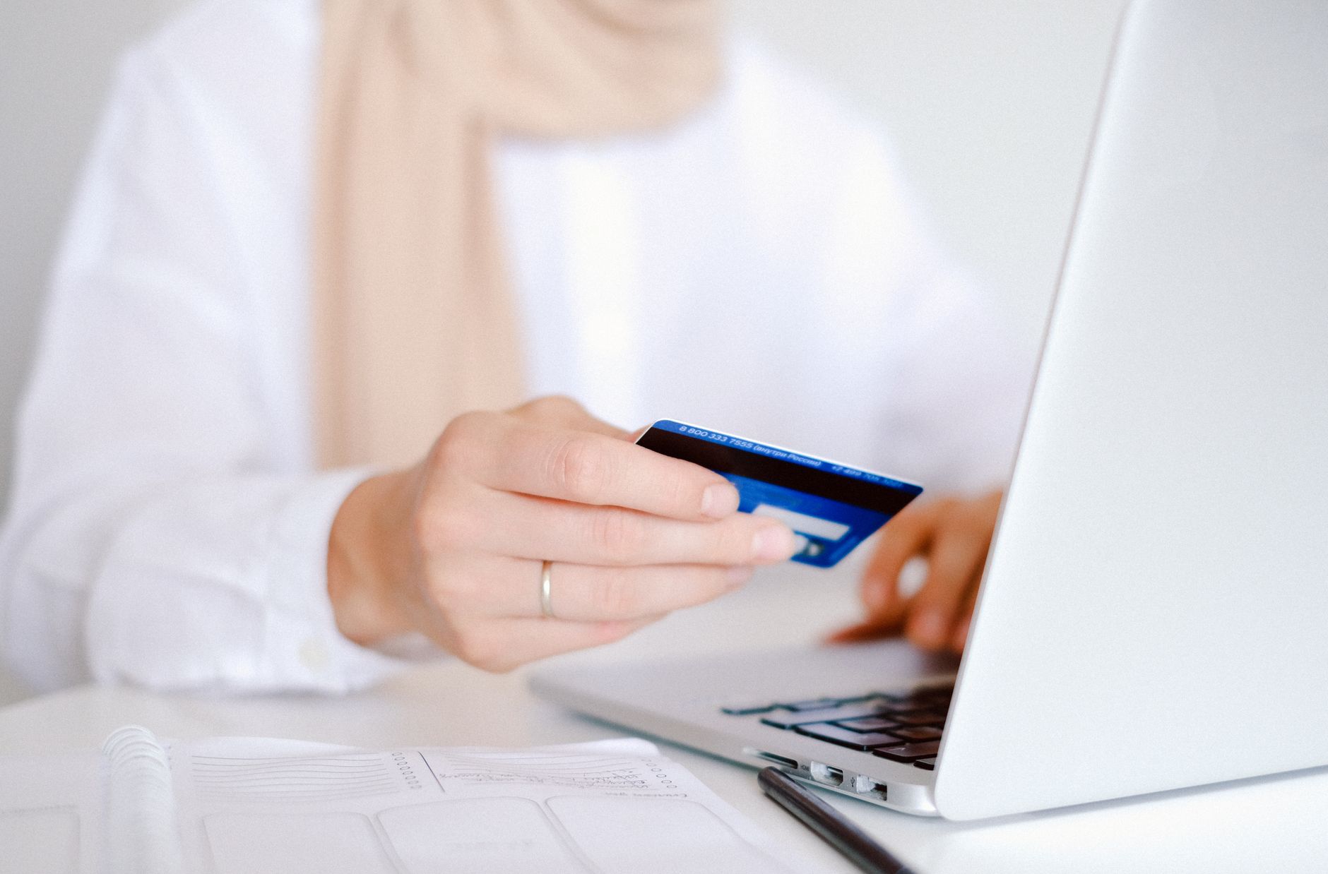 Gambar menampilkan platform e‑commerce terbaik dengan antarmuka modern, fitur lengkap, dan layanan pelanggan terpercaya.