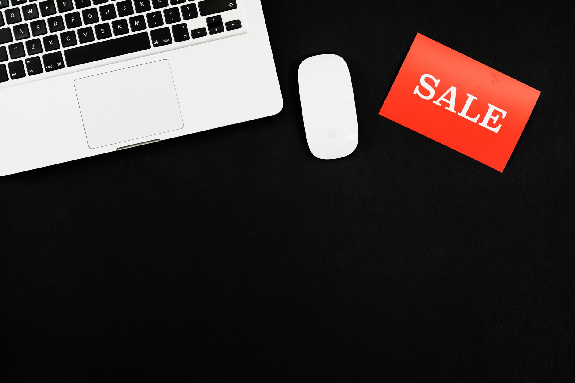 Ilustrasi iklan affiliate menampilkan banner promosi produk dengan tautan pelacakan dan komisi penjualan