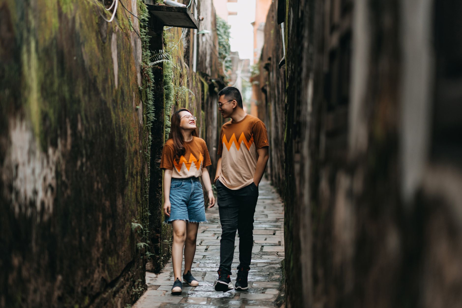 Gambar promosi Shopee Partner menampilkan logo resmi platform dengan ikon kerjasama bisnis online.
