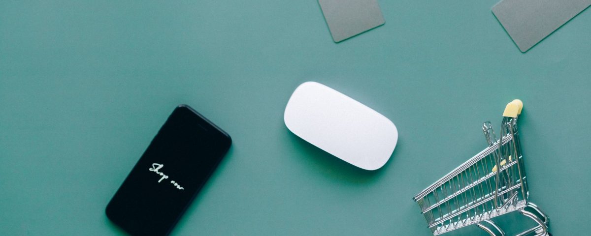 Tampilan antarmuka toko online Tokopedia dan Shopee menampilkan produk fashion terbaru dalam tampilan responsif.