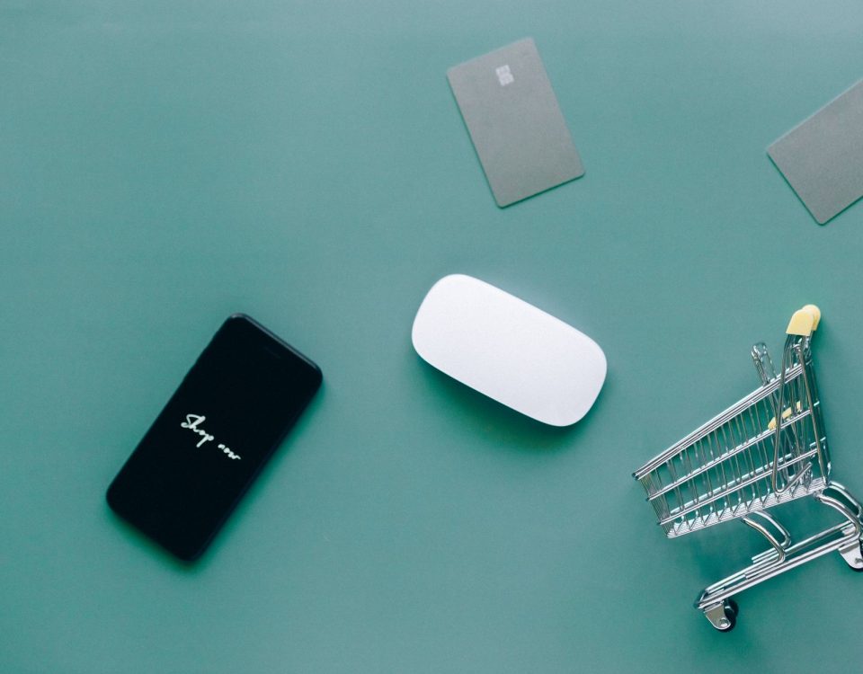 Tampilan antarmuka toko online Tokopedia dan Shopee menampilkan produk fashion terbaru dalam tampilan responsif.