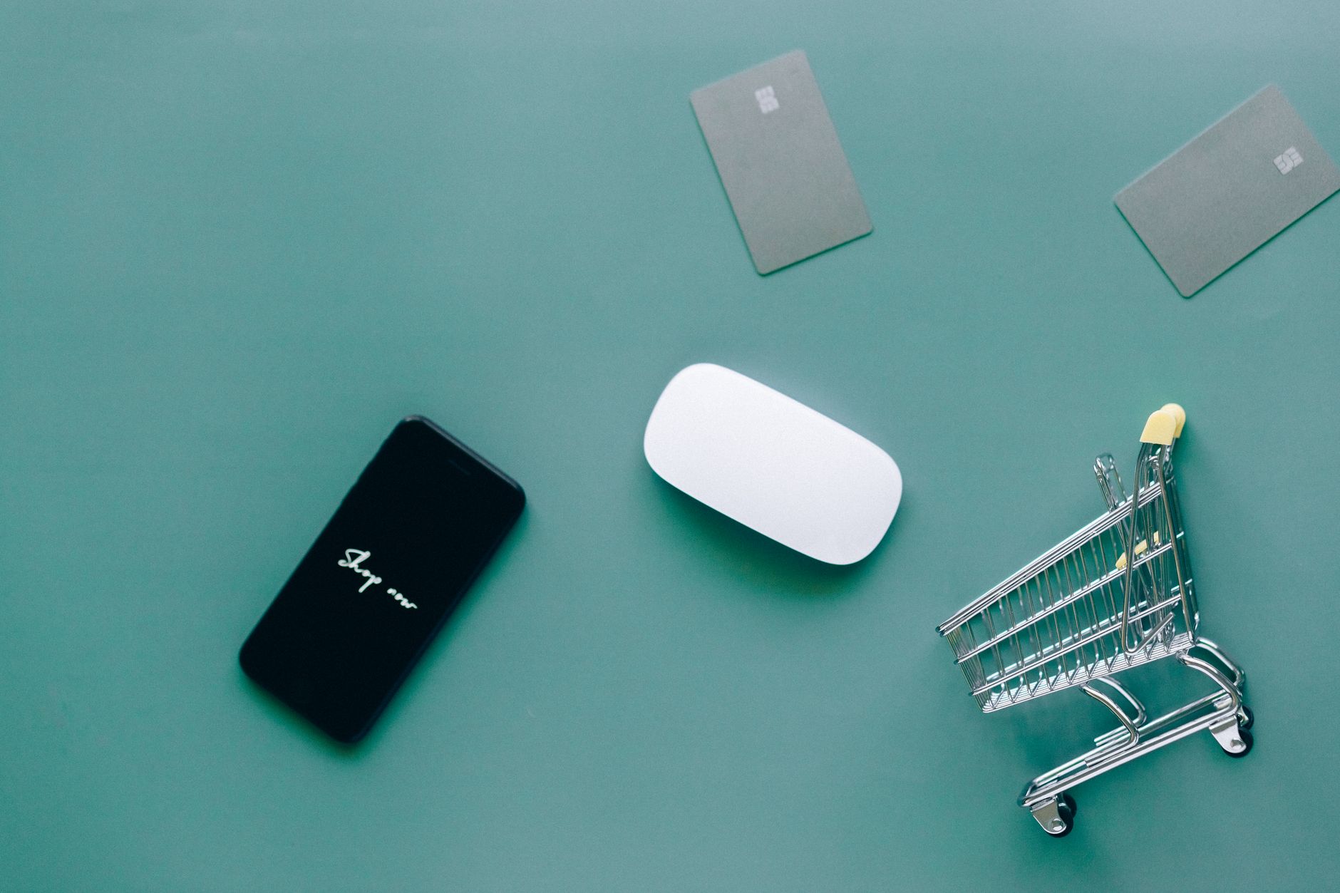 Tampilan antarmuka toko online Tokopedia dan Shopee menampilkan produk fashion terbaru dalam tampilan responsif.