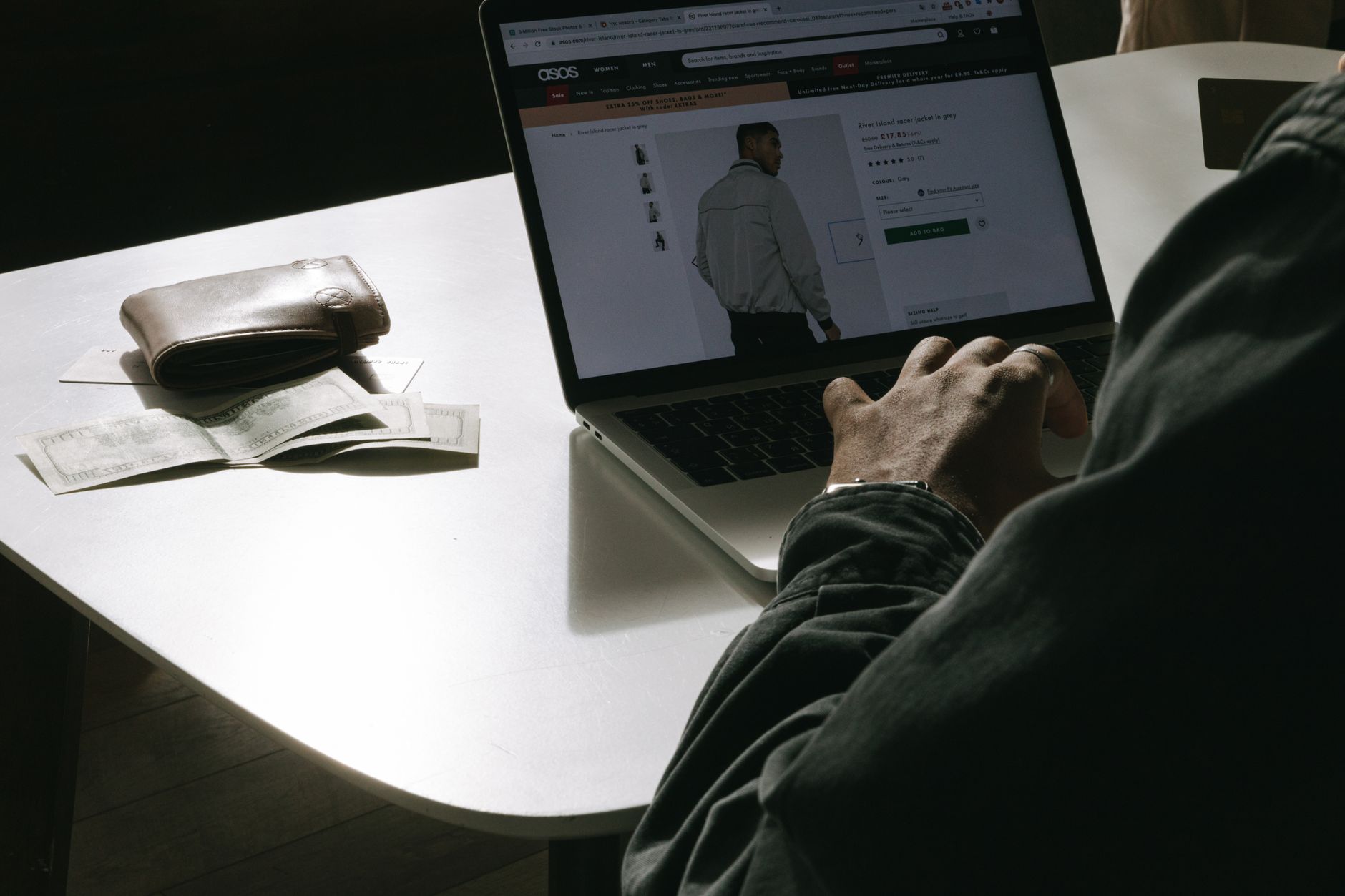 Penjual online mengelola toko digital, menawarkan produk cepat kirim, layanan pelanggan responsif, dan pembayaran aman.