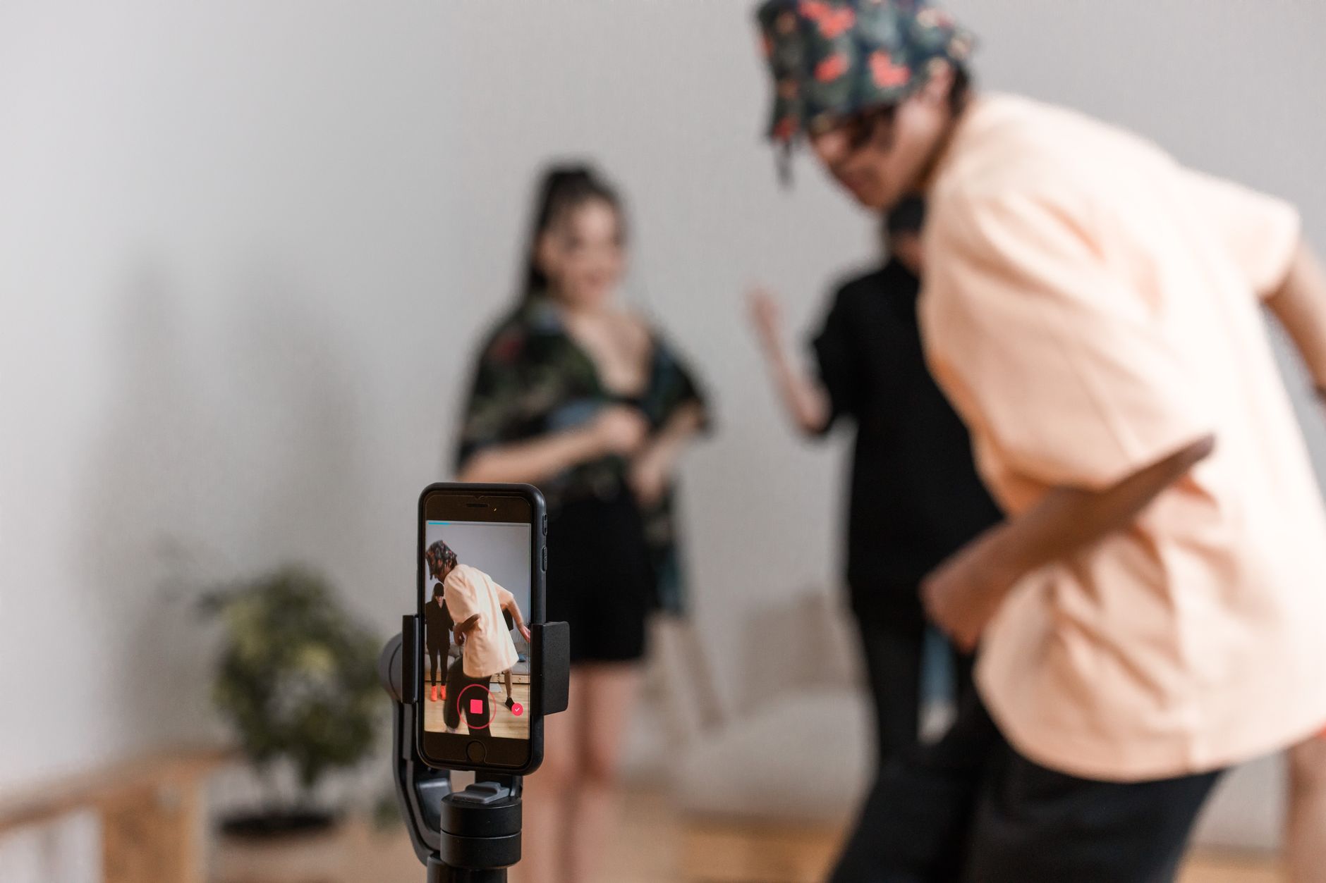 Gambar menampilkan logo TikTok dan Shopee bersamaan, menyoroti kolaborasi belanja viral di platform media sosial.