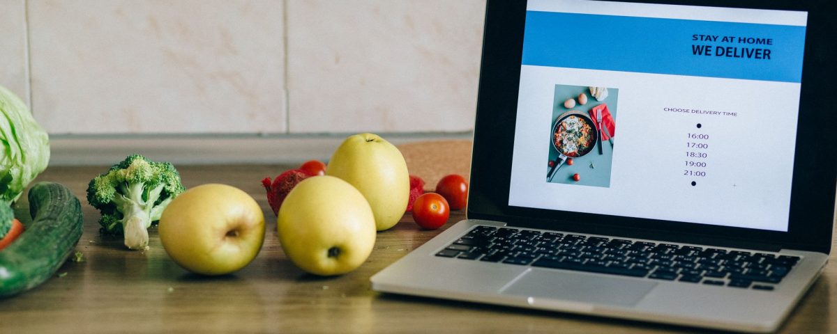 Gambar menampilkan beragam makanan lezat di situs jualan makanan online, siap kirim ke rumah Anda.